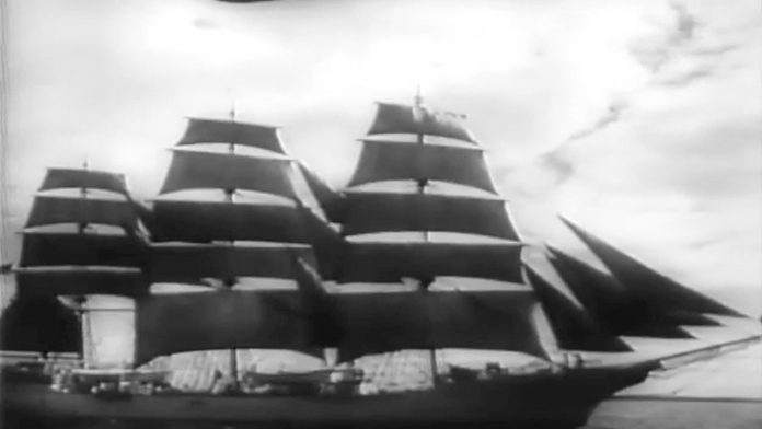 Skoleskibet Danmark fungerede under Anden Verdenskrig som uddannelsesskib i US Coast Guard. Billede fra film produceret af United News (læs mere om ophavsrettigheder nederst).