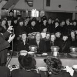 Opskrifter fra Anden Verdenskrig: Prøv danske husmødres krisemad Opskrifter fra Anden Verdenskrig skulle ikke kun tage højde for mangel på råvarer. Også gassen skulle der spares på. Her ses en demonstration for Ålborg Husmoderforening med rådgivning i at spare på gassen. Ifølge Nationalmuseet er billedet fra 1944. Kilde: Nationalmuseet, Danmark. Fotograf/skaber: Krause & Johansen. Licens ifølge Nationalmuseet: No known rights.