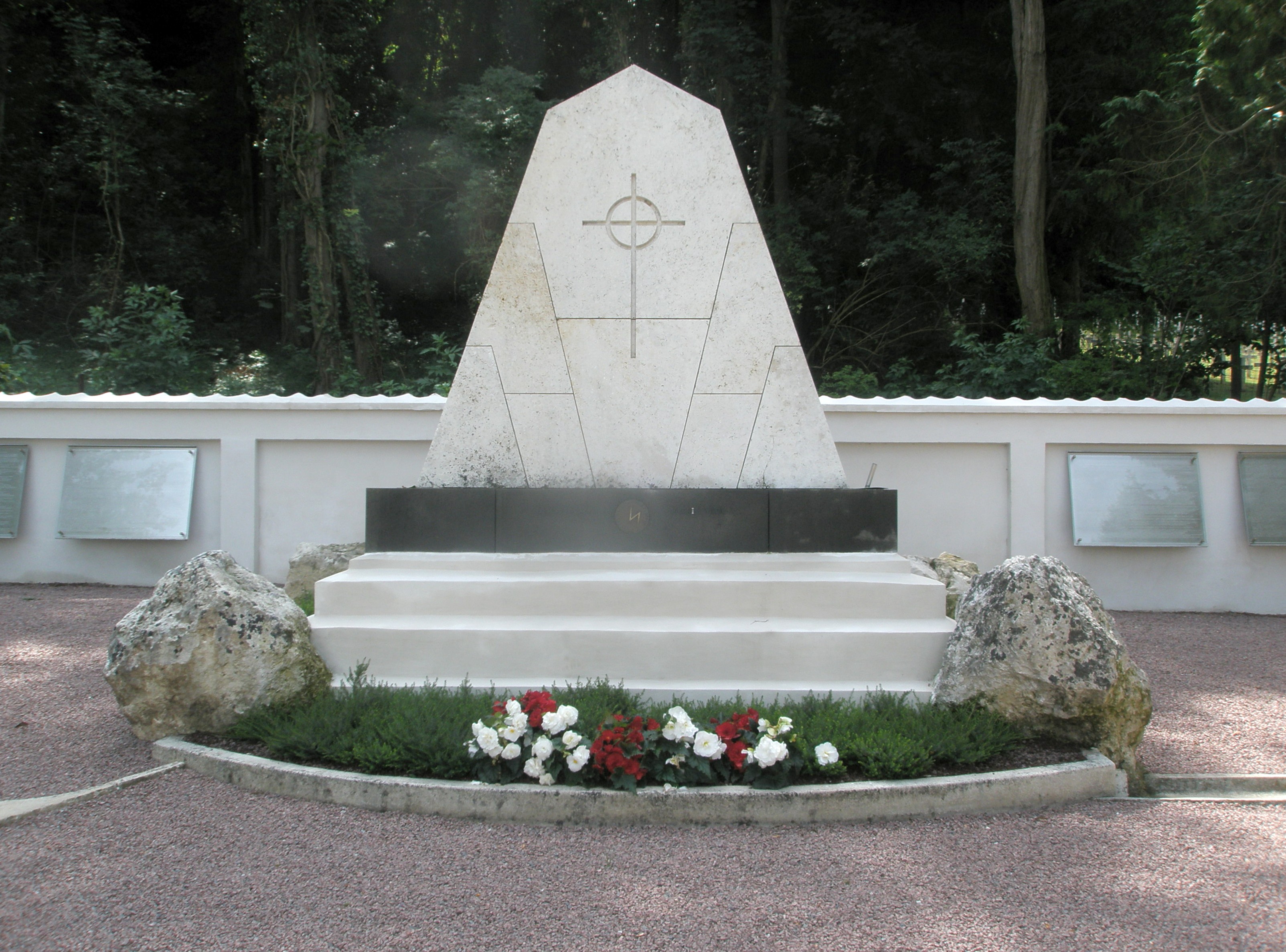 På billedet ses en mindesten på Den Sønderjyske Kirkegård i Braine i 2013. Foto: Wikimedia Commons/Brams (CC BY-SA 3.0) (https://commons.wikimedia.org/wiki/File:Danske_soldatergrave_i_Braine_4_Monument.JPG).